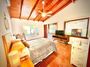 a bedroom with a bed and a flat screen tv at Casa Mahi in El Progreso