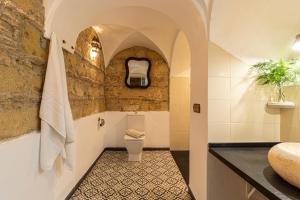ヘレス・デ・ラ・フロンテーラにあるEntre Bodegas Jerezのバスルーム(トイレ、洗面台付)