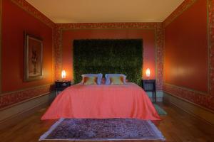 Tempat tidur dalam kamar di Chateau du Besset