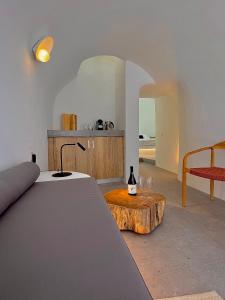 un soggiorno con divano e tavolino in legno di Saba Luxury Suites a Karterados