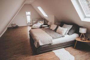 a bedroom with a large bed in a attic at Traumhaftes Apartment Lauf in Lauf an der Pegnitz