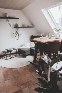 sala de estar con mesa, sillas y ventana en Traumhaftes Apartment Lauf en Lauf an der Pegnitz