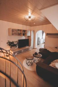 a living room with a couch and a tv at Traumhaftes Apartment Lauf in Lauf an der Pegnitz
