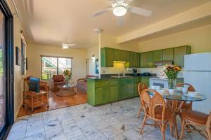Kjøkken eller kjøkkenkrok på Poipu Plantation Vacation Rentals