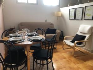 a dining room with a table with chairs and a couch at Apartamentos Océano in Samieira