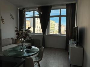 Televízia a/alebo spoločenská miestnosť v ubytovaní Loft przy Placu Niepodległości