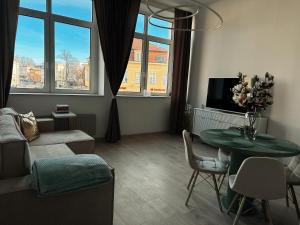 Televízia a/alebo spoločenská miestnosť v ubytovaní Loft przy Placu Niepodległości