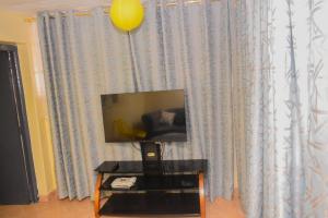 TV a/nebo společenská místnost v ubytování Leshi Place, Kinoru - Makutano, Meru + 16 fotografií