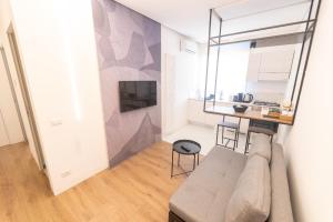 Dalmazia Boutique Apartment في كالتانيسيتا: غرفة معيشة مع أريكة وطاولة
