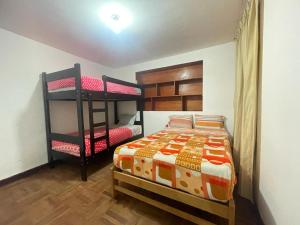 a bedroom with two bunk beds in a room at Mundo Viajero Saphy in Cusco