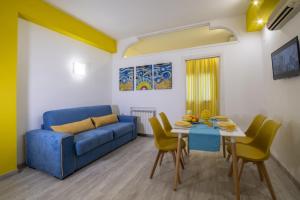 sala de estar con sofá azul y mesa en Happy Flat free parking, en Sorrento