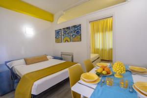 una camera d'albergo con un letto e un tavolo con cibo sopra di Happy Flat free parking a Sorrento