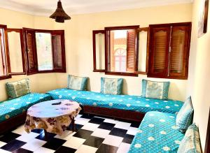 a room with couches and a table and windows at soleado apartamento al lado de la preciosa medina , a 3 minutos de la playa andando I in Asilah