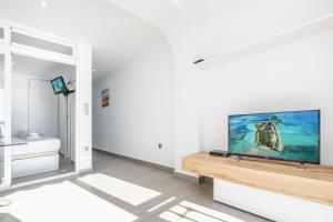 Telewizja i/lub zestaw kina domowego w obiekcie Las Damas 14-B Sea View Levante Beach