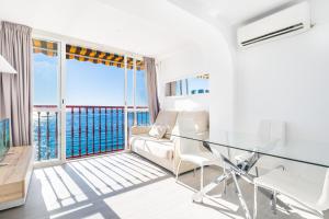 salon ze szklanym stołem i widokiem na ocean w obiekcie Las Damas 14-B Sea View Levante Beach w mieście Benidorm