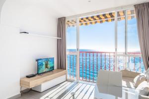 salon z widokiem na ocean w obiekcie Las Damas 14-B Sea View Levante Beach w mieście Benidorm