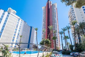miasto z wysokimi budynkami i basenem w obiekcie Las Damas 14-B Sea View Levante Beach w mieście Benidorm