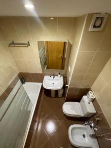 Fisterracons في فينيستيري: حمام صغير مع مرحاض ومغسلة