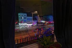 Blick auf eine Stadtstraße in der Nacht von einem Fenster aus in der Unterkunft Reeperbahn Unique Boutique Apartments in Hamburg