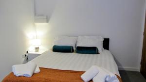 una camera con un letto con due cuscini sopra di Apartment Balmoral Road a Northampton