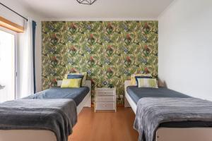 - 2 lits jumeaux dans une chambre avec papier peint dans l'établissement Nossa casa, à Peniche