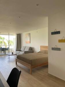 Ліжко або ліжка в номері Beau studio vue mer Anse Marcel