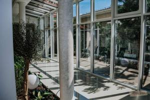 un edificio con ventanas de cristal y un poste en Hotel Millenium en Żyraków