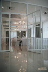 um quarto branco com uma mesa e cadeiras em Hotel Millenium em Żyraków