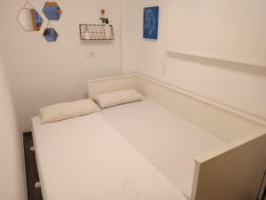 En eller flere senge i et værelse på Precioso apartamento en el Faro de Cullera