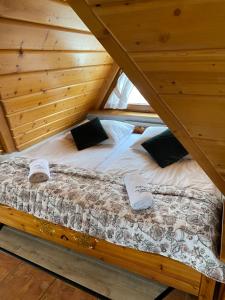 łóżko na poddaszu domku z bali w obiekcie Willa Góralskie Spanie w Zakopanem