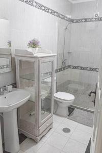 Baño blanco con aseo y lavamanos en Apartamento Mágico p/ momentos Memoráveis, en Santa Maria