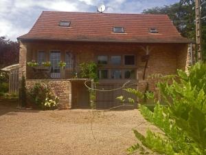 une maison en briques avec un portail et une clôture dans l'établissement Gîtes L'Art d'une Pause, à Champagny-sous-Uxelles