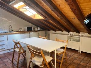 A kitchen or kitchenette at San Vicente Ferrer, dúplex para dos en Malasaña
