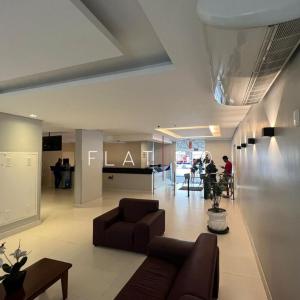 ein Wohnzimmer mit Sofa und Tisch in der Unterkunft flat em são vicente in São Vicente + 6 Fotos