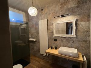 Koupelna v ubytování VillaTullia Ferienhaus mit Seesicht Gardasee