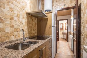 A kitchen or kitchenette at El Castillo de Celia