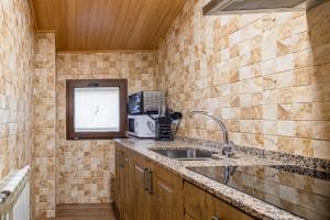 A kitchen or kitchenette at El Castillo de Celia