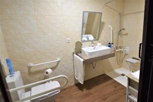 A bathroom at El Castillo de Celia