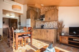 A kitchen or kitchenette at El Castillo de Celia