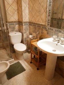 y baño con lavamanos, aseo y lavamanos. en Hipica Home Granada Center en Granada