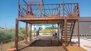 ein Bauwerk, das auf einer Baustelle errichtet wird in der Unterkunft Leosanmareta in Badeort Reta