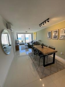 comedor y sala de estar con mesa y sillas en ARTOWER - Ocean View 1 bedroom apartment, en Punta del Este