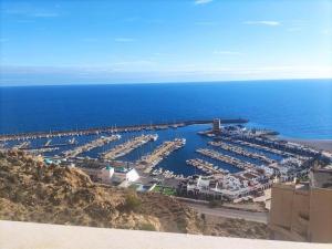 eine Luftansicht auf einen Yachthafen auf dem Meer in der Unterkunft Sunset Apartment Aguadulce in Aguadulce