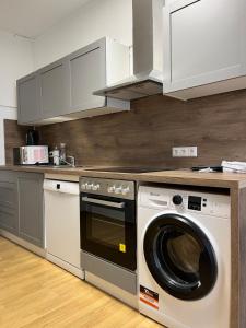 a kitchen with a washing machine and a counter at @Home Zimmervermietung Hamburg in Hamburg