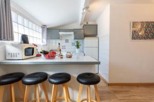 A kitchen or kitchenette at L'Auguière Est, maisonnette sans vis-à-vis et au calme avec vue sur les vignes