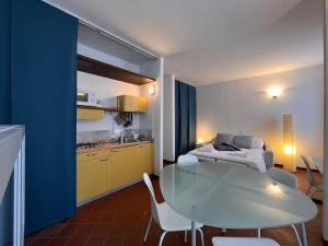 een keuken en een eetkamer met een tafel en een bed bij Sandro's Home 2 in Bergamo