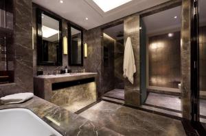 a bathroom with a tub and a sink at Luxurious flat with four bedrooms in London