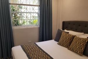 una camera con un letto con finestra e un letto sidx sidx. di Ridgeview suite 4 a Kingston