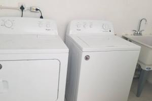 due lavapiatti bianchi e un lavandino in cucina di Ridgeview suite 4 a Kingston