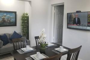 TV a/nebo společenská místnost v ubytování Ridgeview suite 4